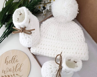 White baby hat and booties, newborn baby booties, pregnancy reveal, neutral baby shoes, pom pom baby hat, baby shower gift, unisex baby set