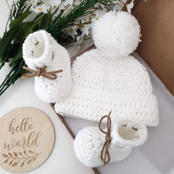 White baby hat and booties, newborn baby booties, pregnancy reveal, neutral baby shoes, pom pom baby hat, baby shower gift, unisex baby set