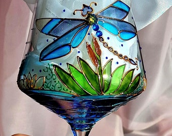 Gepersonaliseerde Dragonfly wijnglas Handgeschilderd wijnglas Bruidswaren huwelijkscadeau Natuur- en wijnliefhebber cadeau Dragonfly minnaar cadeau