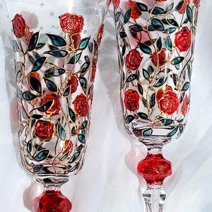 Copas de champán de cristal para bodas con diseño floral Copas de brindis personalizadas para novios hechas a mano Vasos para beber pintados con rosas rojas Juego de 2