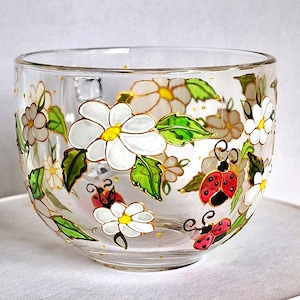Tasse à thé marguerites peintes à la main avec coccinelles - Design floral nature, cadeau unique pour les amoureux de la nature, cadeau pour la fête des mères de grand-mère