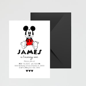 Puede incluir: Una ilustración en blanco y negro de Mickey Mouse sentado. El texto "JAMES is turning one" está debajo de la imagen. La invitación incluye la fecha, la hora y la ubicación de la fiesta.