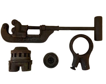 Lot of 4 Antique Cast Iron Plumbing Pipe Threading Tools Trimo Beaver GT&D