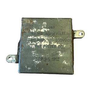 以下が含まれることがあります： 「RADIO NOISE FILTER 45 AMP 200VDC THE POTTER CO. SEP 26 1952」と印刷された緑色の金属製の箱です。