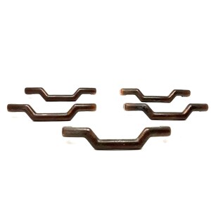 Op de afbeelding: Vijf bruine houten kastgrepen met een gebogen ontwerp. De grepen zijn in een verspringend patroon gerangschikt.