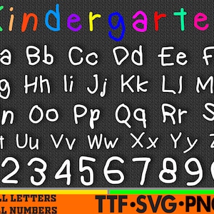Könnte beinhalten: Eine schwarze Tafel mit dem Wort "Kindergarten" in bunten Buchstaben. Das Alphabet und die Zahlen 1-10 sind darunter in Weiß geschrieben. Der Text "ALL LETTERS ALL NUMBERS TTF-SVG-PNG" ist unten auf der Tafel in Weiß auf gelbem und grünem Hintergrund geschrieben.