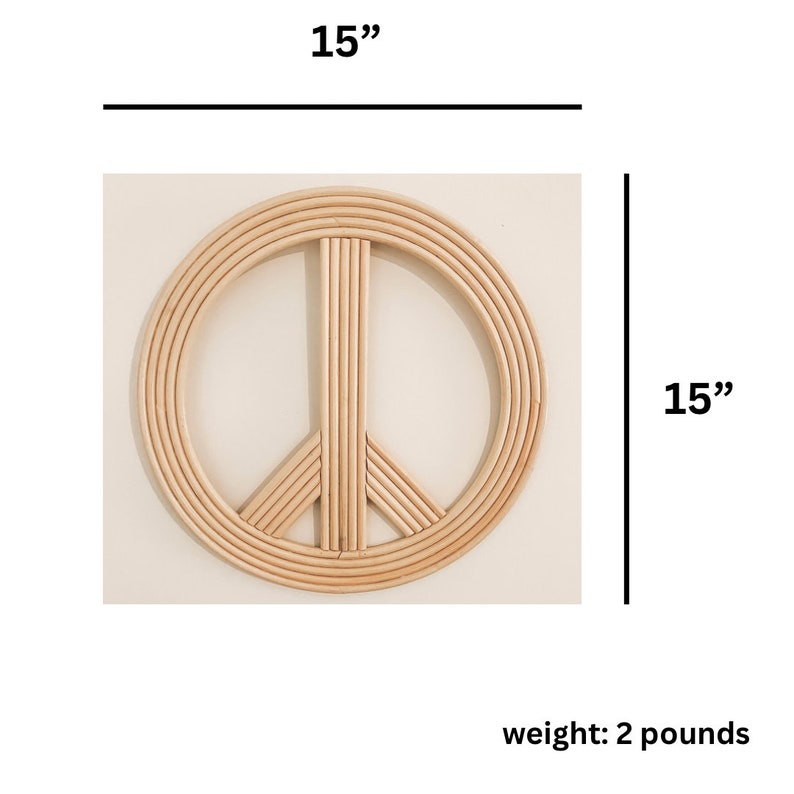 K&ouml;nnte beinhalten: Ein 38 cm gro&szlig;es, rundes Wanddekor in Form eines Friedenszeichens aus geflochtenem Rattan. Das Friedenszeichen ist hellbraun und hat eine nat&uuml;rliche Oberfl&auml;che. Es wiegt 0,9 kg.