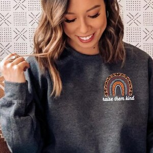 Raise Them Kind Sweatshirt, Mom Sweatshirt, Mom Shirt, Women&#39;s Sweatshirt, Mama Sweatshirt, Fall Clothing, geschenken voor moeder, moeder verjaardagscadeau