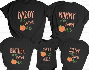 Peut inclure: T-shirts noirs avec des graphismes de pêches et du texte qui dit "Papa du petit bout de chou", "Maman du petit bout de chou", "Frère du petit bout de chou", "Petit bout de chou Alice", et "Sœur du petit bout de chou".