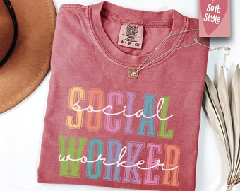 Camiseta de trabajador social Comfort Colors®, camiseta de trabajador social escolar con flores, regalo de agradecimiento para el trabajador social, apoyo para defensores de LSW LCSW