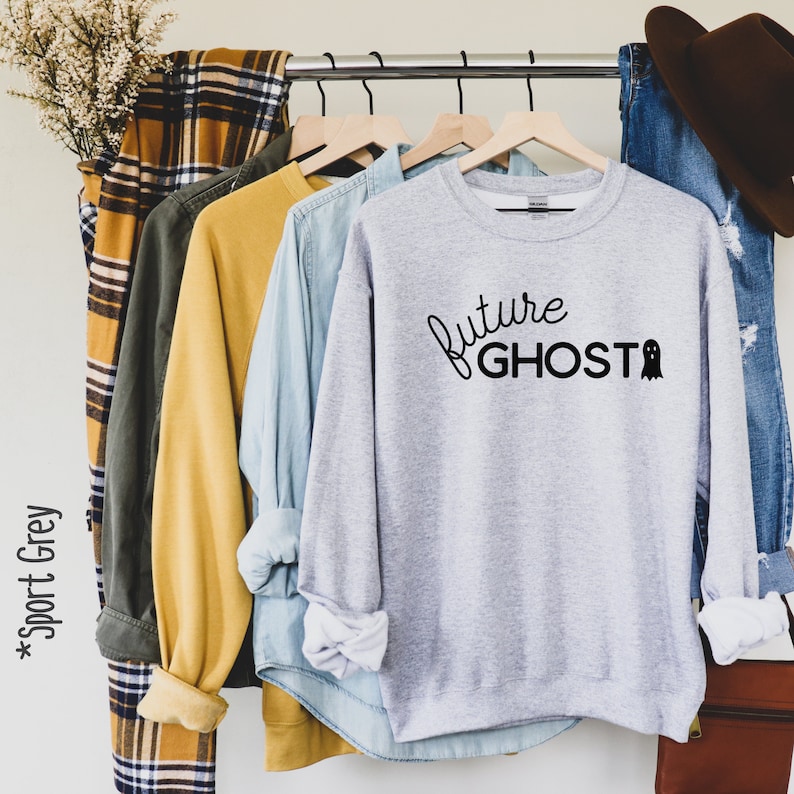K&ouml;nnte beinhalten: Ein grauer Pullover mit dem Text "future ghost" in schwarzen Buchstaben und einer kleinen Geistergrafik.