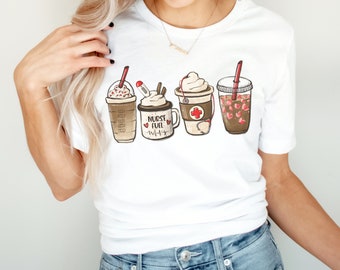 Sjuksköterska kaffe skjorta - kaffe omvårdnad skjorta - rolig omvårdnad grafisk t-shirt - sjuksköterska examenspresent - sjuksköterska student - resande sjuksköterska