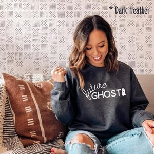K&ouml;nnte beinhalten: Ein dunkel-heathergrauer Sweatshirt mit dem Text "future ghost" in wei&szlig;en Buchstaben und einer kleinen Geistergrafik.