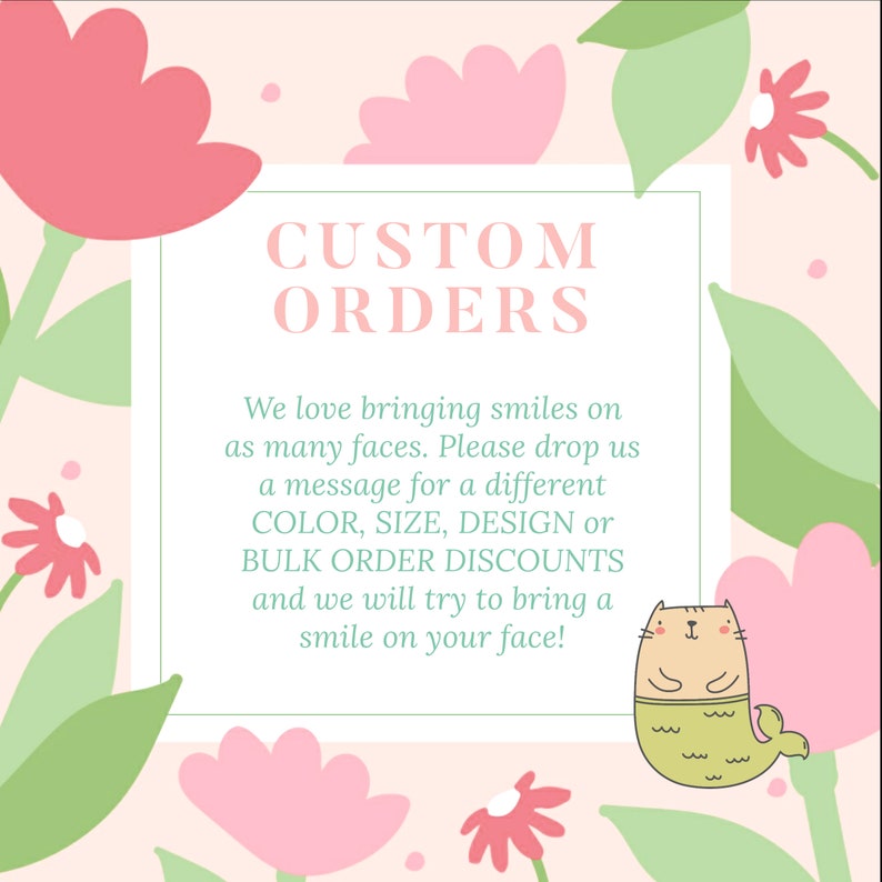 K&ouml;nnte beinhalten: Ein rosa-gr&uuml;nes Blumenmuster mit einem wei&szlig;en Kasten in der Mitte. Der Text im Kasten lautet "CUSTOM ORDERS" und "Wir lieben es, L&auml;cheln auf viele Gesichter zu zaubern. Bitte hinterlassen Sie uns eine Nachricht f&uuml;r eine andere FARBE, GR&Ouml;SSE, DESIGN oder MENGENRABATT und wir werden versuchen, ein L&auml;cheln auf Ihr Gesicht zu zaubern!" Eine Comic-Meerjungfrauenkatze befindet sich in der unteren rechten Ecke.