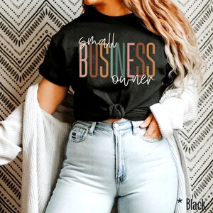Puede incluir: Una camiseta negra con el texto "small BUSINESS owner" en letras de colores. Las letras est&aacute;n apiladas verticalmente y el texto est&aacute; centrado en la camiseta.