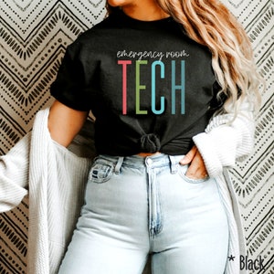 Puede incluir: Una camiseta negra con el texto "emergency room TECH" en letras de colores. Las letras son en tonos de rojo, verde, azul y amarillo.