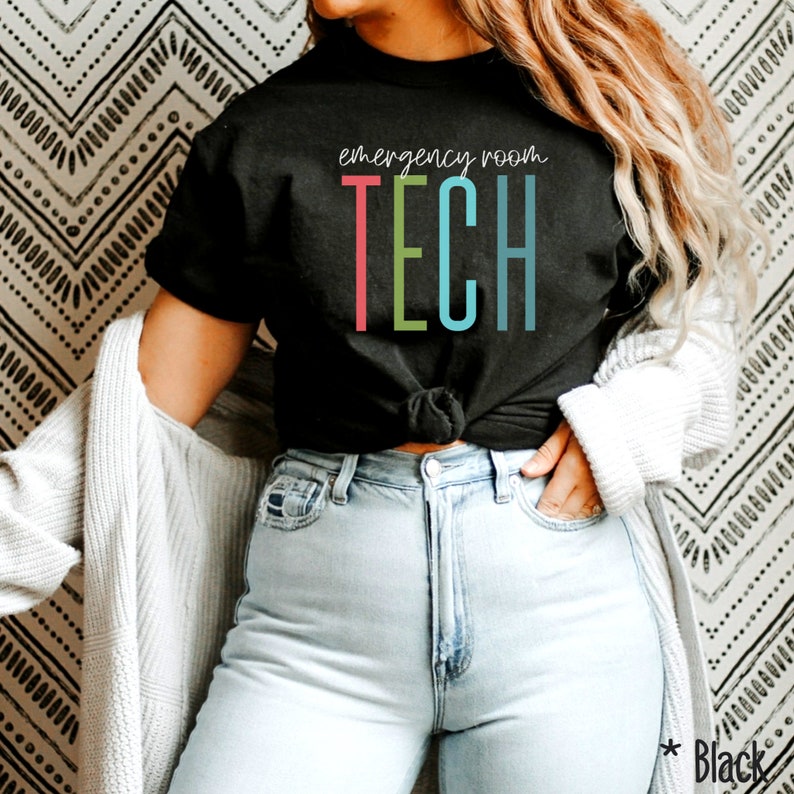 Puede incluir: Una camiseta negra con el texto "emergency room TECH" en letras de colores. Las letras son en tonos de rojo, verde, azul y amarillo.