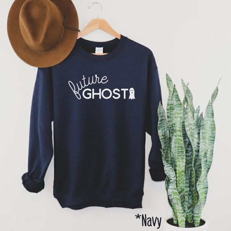 K&ouml;nnte beinhalten: Marineblauer Sweatshirt mit dem Text "future ghost" in wei&szlig;en Buchstaben und einer kleinen Geistergrafik.