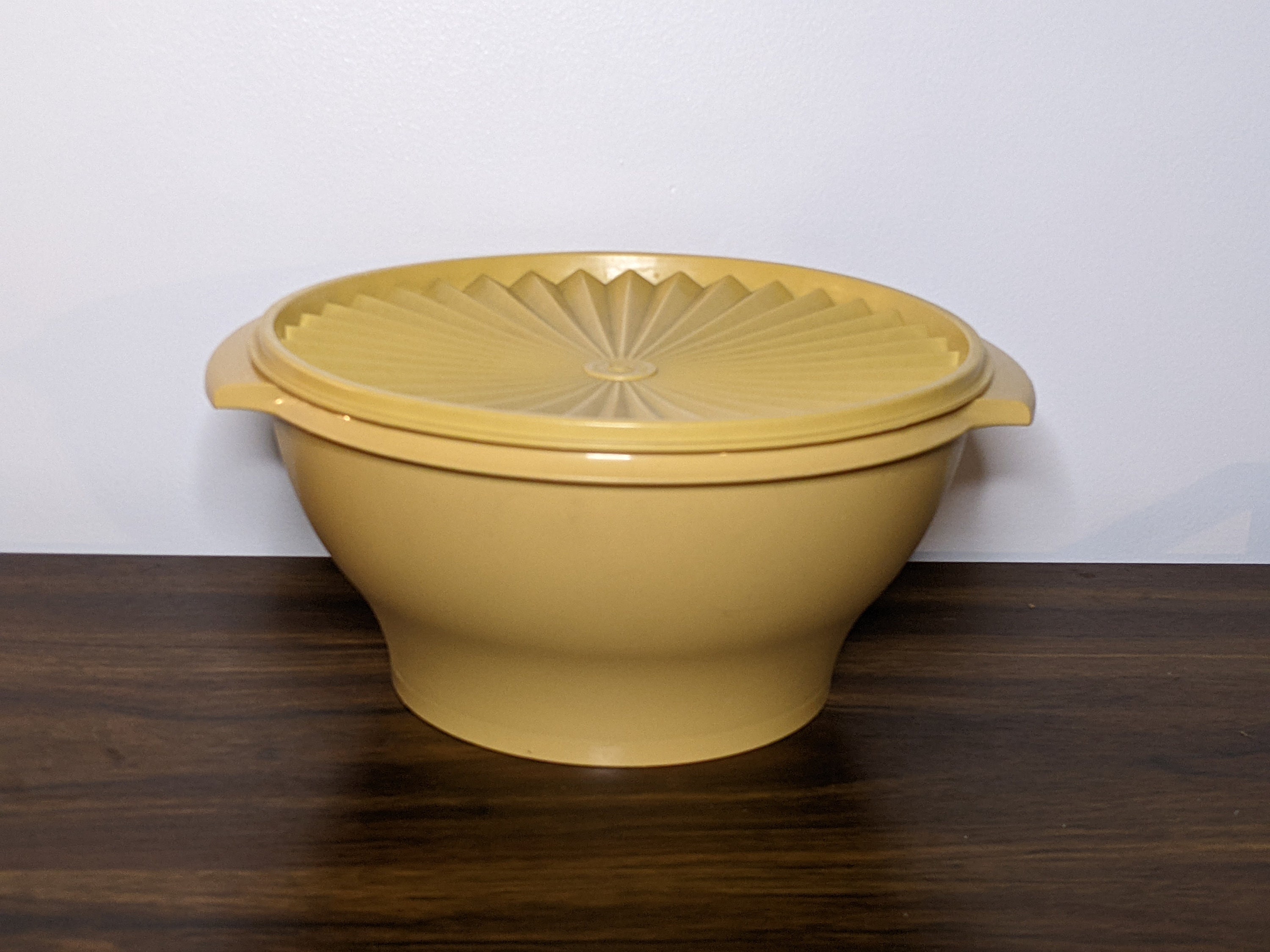 Tupperware Extra Large Bowl Salad Bowl With Lid 880-4 and Set of 5