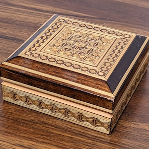 Small Vintage Lidded Wooden Box - Intricate Wood and Straw Inlay Pattern