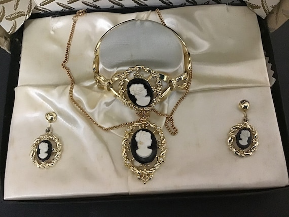 Vintage cameo necklace bracelet earrings set Impe… - image 2