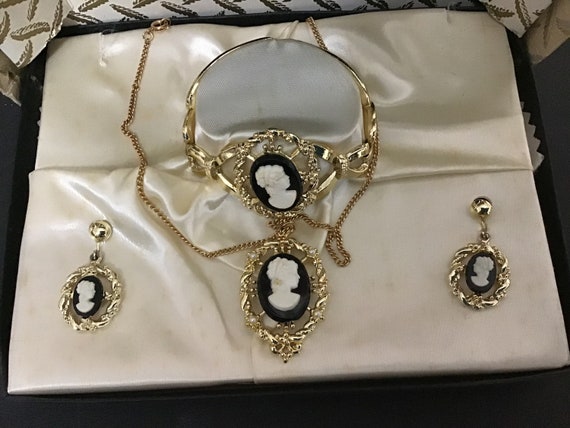 Vintage cameo necklace bracelet earrings set Impe… - image 2