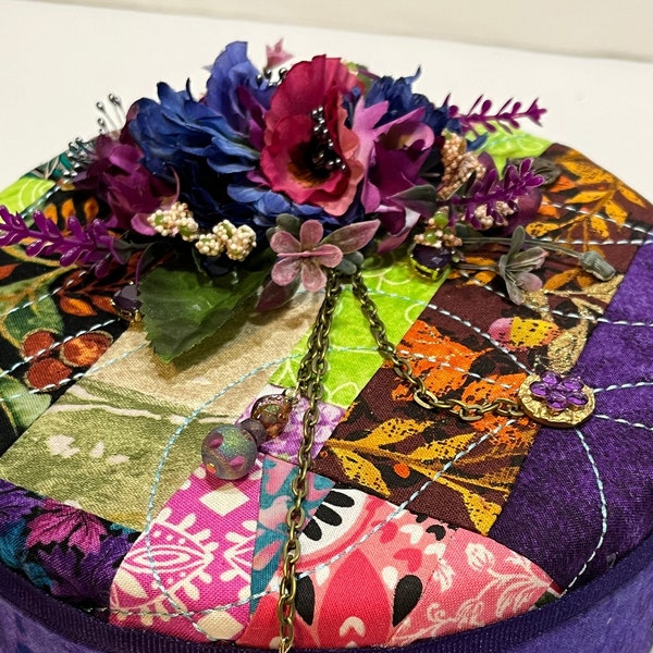 Treasure & Trinket Box: Crazy Quilt Inspirierte Aufbewahrungsdose mit Scrappy Collage, Blumendekor und Verzierungen -- Upcycled Tin Button Box