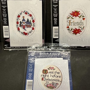 "Weihnachten "Stitch A Card" Trio, Kirche, Freunde & die Nacht vor Weihnachten, Urlaub Kreuzstich Handwerk, NOS Made in den USA."