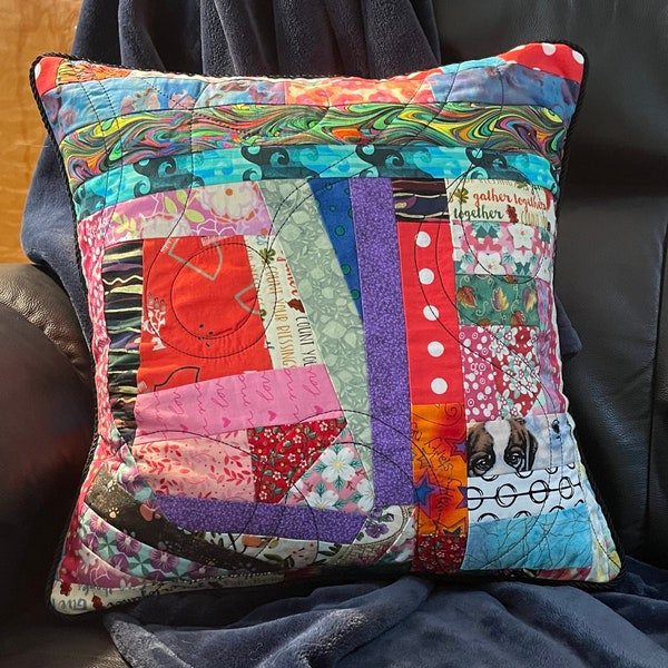 Scrappy Strip Pillow Décor: Bright & Bold Pieced Crazy Quilt Inspired, Broderie Embellished Pillow Sham - Couverture seulement - Saint Bernard Eyes