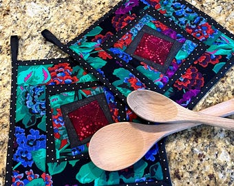 Par de agarraderas acolchadas con estampado floral – Tonos joya intensos, relleno resistente al calor, tamaño extragrande de 25 cm x 25 cm