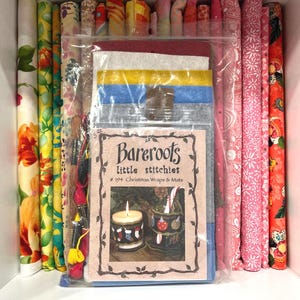 Kit de costura de fieltro, adornos y tapetes navideños. Incluye: patrón, fieltro, hilo, medias, adornos y decoración bordada de Bareroots.