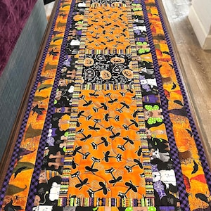 Runner da tavolo di Halloween da 63 pollici: trapuntatura a strisce pazze con gatti, cani e gufi, decorazione ricamata per cucina, sala da pranzo o scrivania