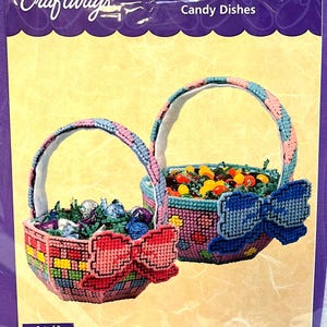 Piattini per dolciumi a forma di cestino pasquale: kit in tela di plastica, NOS di Craftways, per realizzare due cestini colorati da 6" x 9"