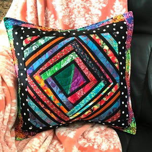 Scrappy Patchwork örngott: Broderiutsmyckad och galen quiltinspirerad dekor