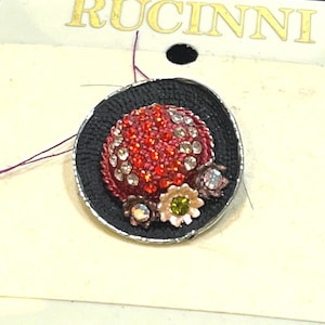 Broszka Bonnett: kryształowa, czerwona szpilka Rucinni w stylu vintage, ze szkarłatnymi kryształkami, czarną emalią i kwiatami, zapięcie na klapę, era 2000, 2,5 cm, NOS