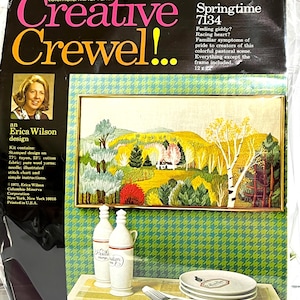 Pode incluir: Um kit de bordado "Creative Crewel" vintage com um design de Erica Wilson. O kit inclui um desenho estampado de uma cena pastoral, medindo 30.5 x 56 cm, com o texto "Springtime 7134". O kit contém rayon, algodão, lã, uma agulha e instruções.