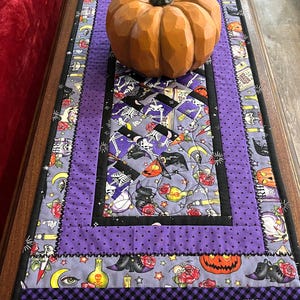 Halloween-tafelloper: 52": gewatteerde seminole-patchwork - skeletten, geborduurde eettafel of feestdecor