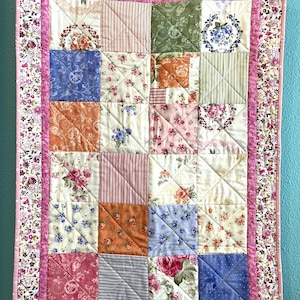 Edredón de patchwork de algodón: manta floral para el regazo, la cuna o el picnic, y funda para cochecito (23 x 32)