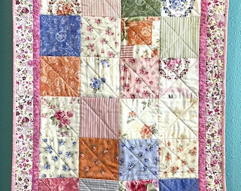 Edredón de patchwork de algodón: manta floral para el regazo, la cuna o el picnic, y funda para cochecito (23 x 32)
