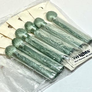 Lot de pompons : six pompons Wrights NOS, vert sauge clair, 3,5 pouces de long + passant, emballage d'origine, 100 % rayonne, fournitures créatives
