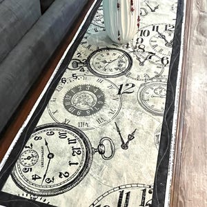 Camino de mesa con tapiz de relojes, 57 pulgadas: bordado y acolchado con bandas para decoración del hogar, comedor, aparador o escritorio - Arte textil de fibra "Hora del té"