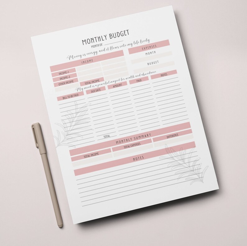 K&ouml;nnte beinhalten: Ein druckbarer monatlicher Budgetplaner mit einem rosa-grauen floralen Design. Der Planer enth&auml;lt Abschnitte f&uuml;r Einnahmen, Ausgaben und eine monatliche Zusammenfassung. Der Text "Geld ist Energie und es flie&szlig;t frei in mein Leben" steht oben auf der Seite.