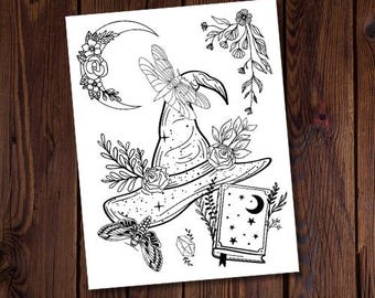 Puede incluir: Un dibujo en blanco y negro de un sombrero de bruja con una polilla, una luna creciente, un libro y detalles florales.