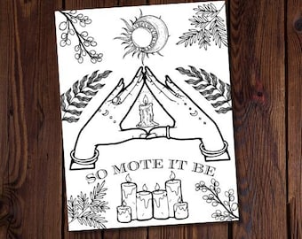 Puede incluir: Ilustración en blanco y negro de dos manos formando un triángulo alrededor de una vela con el texto "So Mote It Be" debajo. La imagen también incluye un sol y una luna, y cuatro velas.