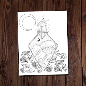 Peut inclure: Un dessin au trait noir et blanc d'une bouteille avec un bouchon en cristal. La bouteille est remplie de vagues et de coquillages. Un croissant de lune est visible dans la bouteille et au-dessus de la bouteille.