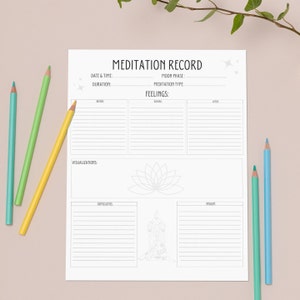 K&ouml;nnte beinhalten: Ein druckbares Meditations-Tagebuch mit Abschnitten f&uuml;r Datum und Uhrzeit, Dauer, Mondphase, Meditationsart, Gef&uuml;hle vor, w&auml;hrend und nach der Meditation, Visualisierungen, Schwierigkeiten und Erkenntnisse. Das Tagebuch zeigt eine Lotusblume und eine stilisierte Figur.