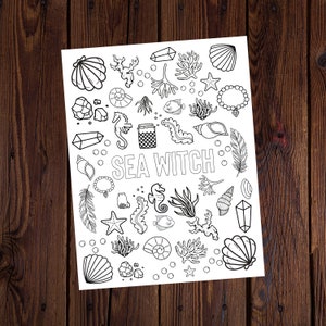 Puede incluir: Una página para colorear en blanco y negro con el texto "SEA WITCH" en el centro. La página presenta varias ilustraciones con temática marina, incluyendo conchas marinas, caballitos de mar, estrellas de mar, corales y algas.