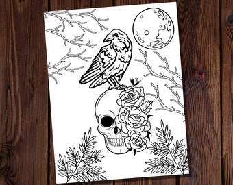 Puede incluir: Un dibujo en blanco y negro de un cuervo posado sobre una calavera con rosas. El cuervo mira hacia la izquierda y la calavera hacia la derecha. Las rosas están en flor y tienen un diseño detallado. El fondo es un diseño simple de ramas y una luna llena.