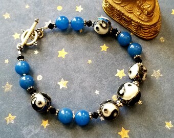 Pulsera Yin Yang - Cloisonné chino, cuarzo azul teñido, cristales Swarovski, plata de ley de Bali, cuentas de plata fina .999, cierre de palanca de acero inoxidable