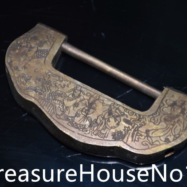 Chinese antique natural pure copper lock is made of pure hand carved patterns. Household products can be collected and used